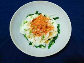 将面条捞出放入青菜豆芽上面，淋上生抽2勺、陈醋1勺、一点盐、鸡精少许（根据面条多少和自己口味增减调料），把蒜末、葱碎、辣椒面依次放在上面