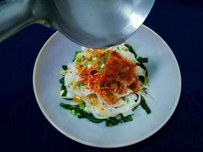 锅里倒入适量油烧热，油热后破在辣椒面上，滋滋的响声