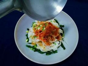 锅里倒入适量油烧热，油热后破在辣椒面上，滋滋的响声