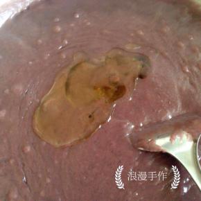 分三至四次加入花生油，每一次都要等花生油完完全全被豆沙吸收后再加入下一次的花生油。