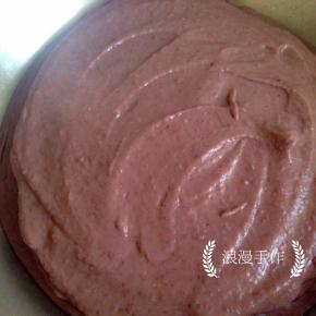 煮好的红小豆用料理机打成泥。