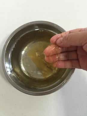 鱼胶片用冷水浸泡几分钟至变软！