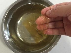 鱼胶片用冷水浸泡几分钟至变软！