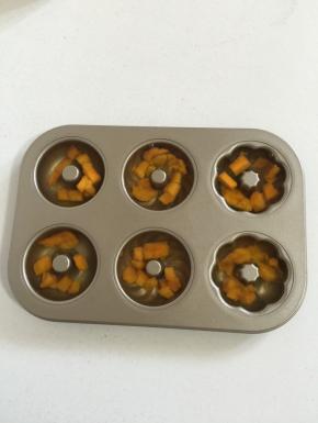 把晾至温热的鱼胶糖水倒进甜甜圈模具中！放进冰箱冷藏3个小时至芒果果冻凝固即可！