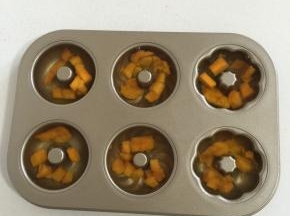 把晾至温热的鱼胶糖水倒进甜甜圈模具中！放进冰箱冷藏3个小时至芒果果冻凝固即可！