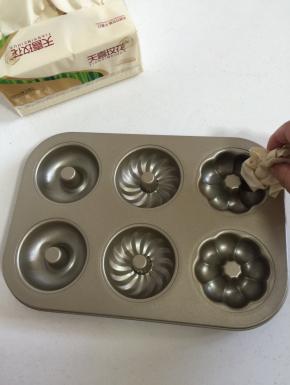 甜甜圈模具清洗干净后，用天喜玫花纸巾擦干水分，再薄薄的擦一层油防粘！