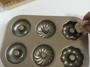 甜甜圈模具清洗干净后，用天喜玫花纸巾擦干水分，再薄薄的擦一层油防粘！