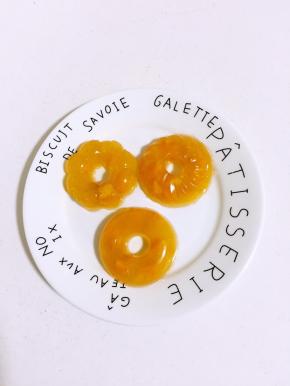 凝固好的芒果果冻，慢慢的脱模即可！