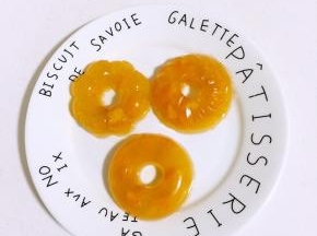 凝固好的芒果果冻，慢慢的脱模即可！