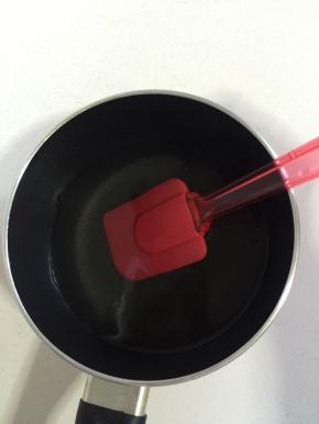 待糖水降温至50度左右的时候，加入鱼胶片搅拌至完全溶化。（水温不能太高，否则会影响鱼胶片的凝固性。）