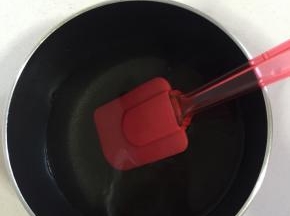 待糖水降温至50度左右的时候，加入鱼胶片搅拌至完全溶化。（水温不能太高，否则会影响鱼胶片的凝固性。）