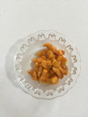 芒果洗净，剥皮，把芒果肉切成小丁备用！