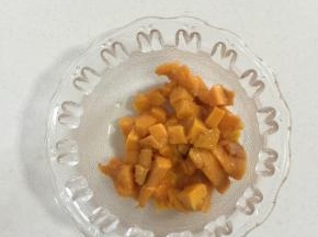 芒果洗净，剥皮，把芒果肉切成小丁备用！