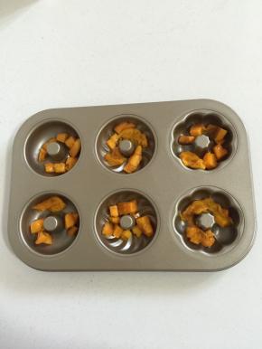把切好的芒果丁放进甜甜圈模具中！