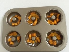 把切好的芒果丁放进甜甜圈模具中！