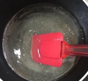 水烧开，加入白糖，用硅胶铲慢慢的边搅拌边加热至白糖融化！