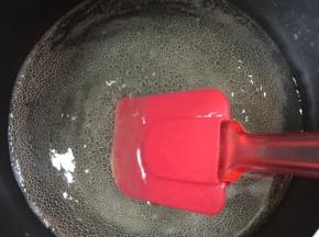 水烧开，加入白糖，用硅胶铲慢慢的边搅拌边加热至白糖融化！