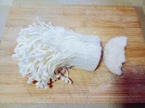 金针菇去根。