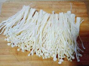 用手撕开，用清水洗干净，淋干水份备用。