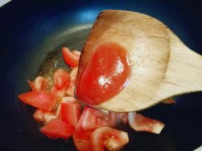 加入番茄酱，继续翻炒。