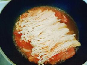 锅中加入水，加入洗干净的金针菇大火烧开。