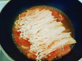 锅中加入水，加入洗干净的金针菇大火烧开。