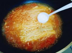 金针菇熟了调味出锅，加盐，糖。(可以根据口味调味。)