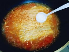 金针菇熟了调味出锅，加盐，糖。(可以根据口味调味。)