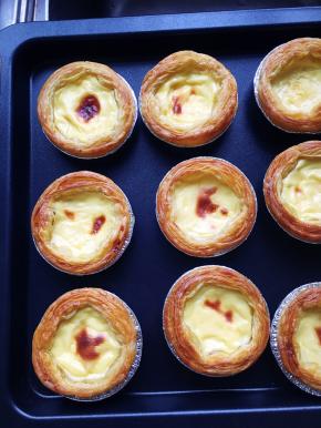 7，蛋挞烤至金黄，有焦斑即可出炉。