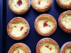 7，蛋挞烤至金黄，有焦斑即可出炉。