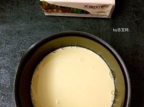 4，过筛后的蛋挞液很顺滑。