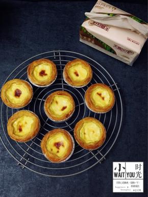 8，刚出炉的蛋挞很烫手，放在烤网上，稍微凉一点再吃。