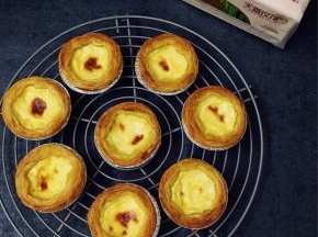 8，刚出炉的蛋挞很烫手，放在烤网上，稍微凉一点再吃。