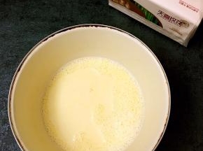 2，细砂糖加入装了蛋黄的碗里，用手动打蛋器打散蛋黄液，不要打发，接着倒入牛奶、炼乳，搅拌均匀。