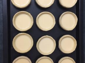 5，把蛋挞液倒入解冻好的蛋挞皮里，八分满即可。