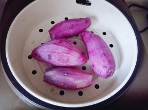 首先将紫薯去皮，隔水蒸熟。