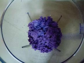 蒸熟的紫薯，用勺子碾压后放入料理机，打成泥。取出备用。