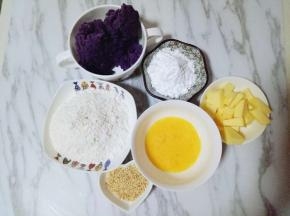 食材准备好，并称重。黄油切小块，室温软化，鸡蛋敲碗里，用筷子打散。