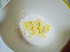 面粉过细晒再大口容器里，加入室温软化的黄油，分次加入蛋液，(切记不要将蛋液一次加入面粉中，边倒边用筷子搅拌。直至可以搜成面团的效果。)