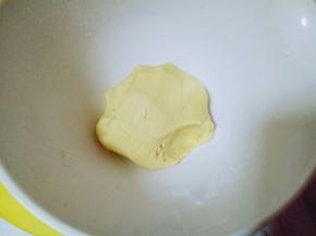 揉成面团，(包上保鲜膜放入冰箱冷藏30分钟) 面团不用揉的特别结实，成团即可。