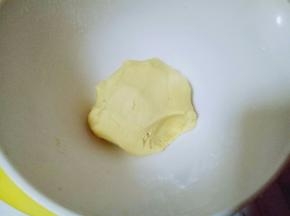 揉成面团，(包上保鲜膜放入冰箱冷藏30分钟) 面团不用揉的特别结实，成团即可。