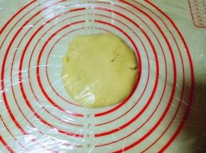 取出面团，上下铺垫上保鲜膜，油纸也可以，我用的保鲜膜方便大家看。