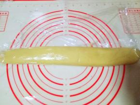 借助保鲜膜顺势卷起来，用手轻轻的把卷好的长条抚摸平整，切成均匀等大的小块。