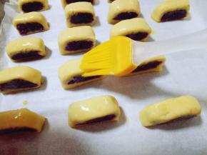 放入垫有锡纸的烤盘中，刷上一层蛋液。