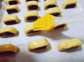 放入垫有锡纸的烤盘中，刷上一层蛋液。