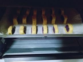 烤箱提前预热，180度预热5分钟，将烤盘放入烤箱中层，上下或180度烤20分钟，(具体根据自家烤箱功能另定。)