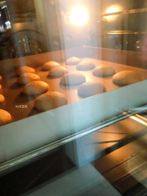 9，烤箱预热至180度，中层，上下火烘烤15分钟左右。