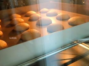 9，烤箱预热至180度，中层，上下火烘烤15分钟左右。