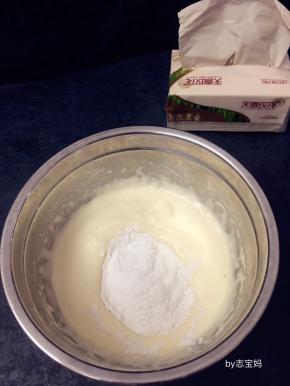 5，在打发的蛋液中加入过筛好的低筋粉和泡打粉。