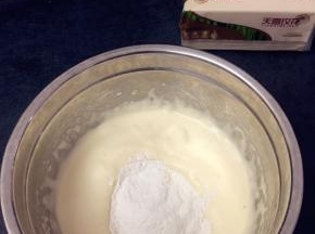 5，在打发的蛋液中加入过筛好的低筋粉和泡打粉。